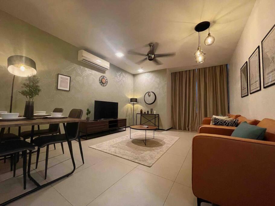 New Arcoris Mont Kiara Huge Balcony For 8 Pax 2 Bedroom -garden- Apartemen *