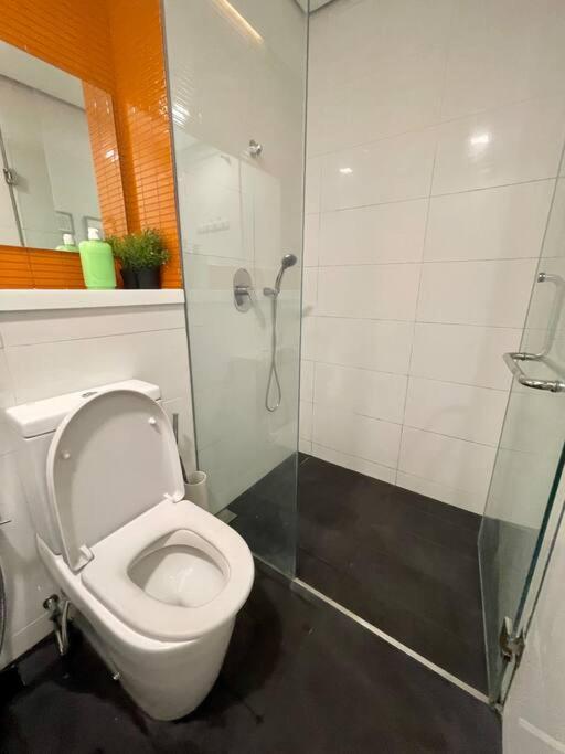 Apartemen New Arcoris Mont Kiara Huge Balcony For 8 Pax 2 Bedroom -garden- Kuala Lumpur