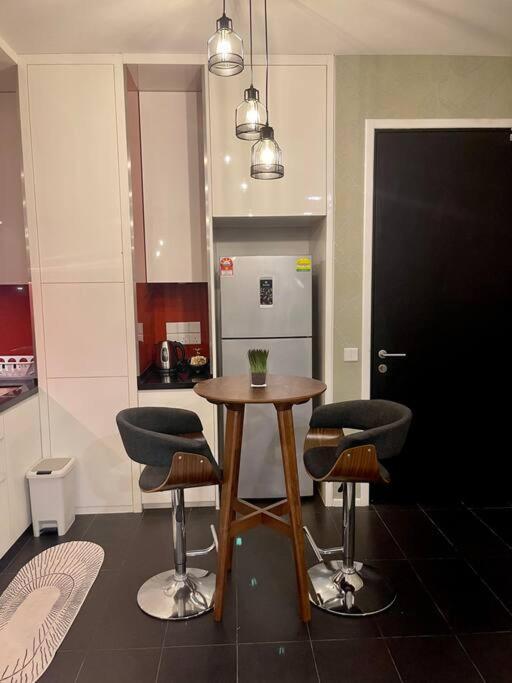 Pangsapuri New Arcoris Mont Kiara Huge Balcony For 8 Pax 2 Bedroom -garden- Kuala Lumpur