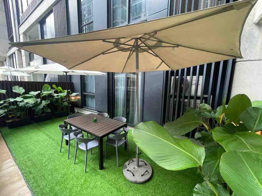 Pangsapuri New Arcoris Mont Kiara Huge Balcony For 8 Pax 2 Bedroom -garden- Kuala Lumpur