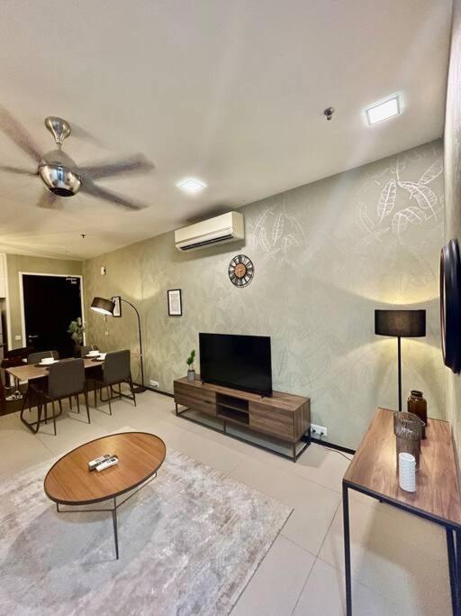 Pangsapuri New Arcoris Mont Kiara Huge Balcony For 8 Pax 2 Bedroom -garden-