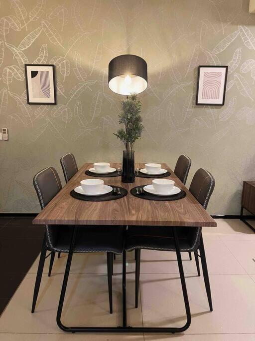 Pangsapuri New Arcoris Mont Kiara Huge Balcony For 8 Pax 2 Bedroom -garden- *