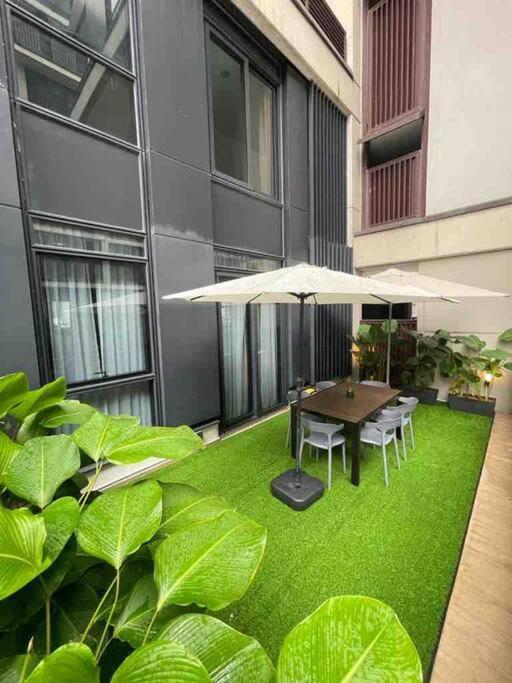 Pangsapuri New Arcoris Mont Kiara Huge Balcony For 8 Pax 2 Bedroom -garden-