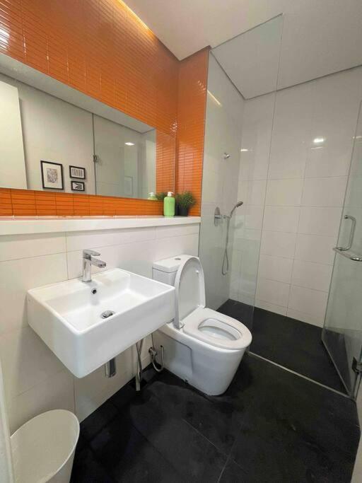 Pangsapuri New Arcoris Mont Kiara Huge Balcony For 8 Pax 2 Bedroom -garden-