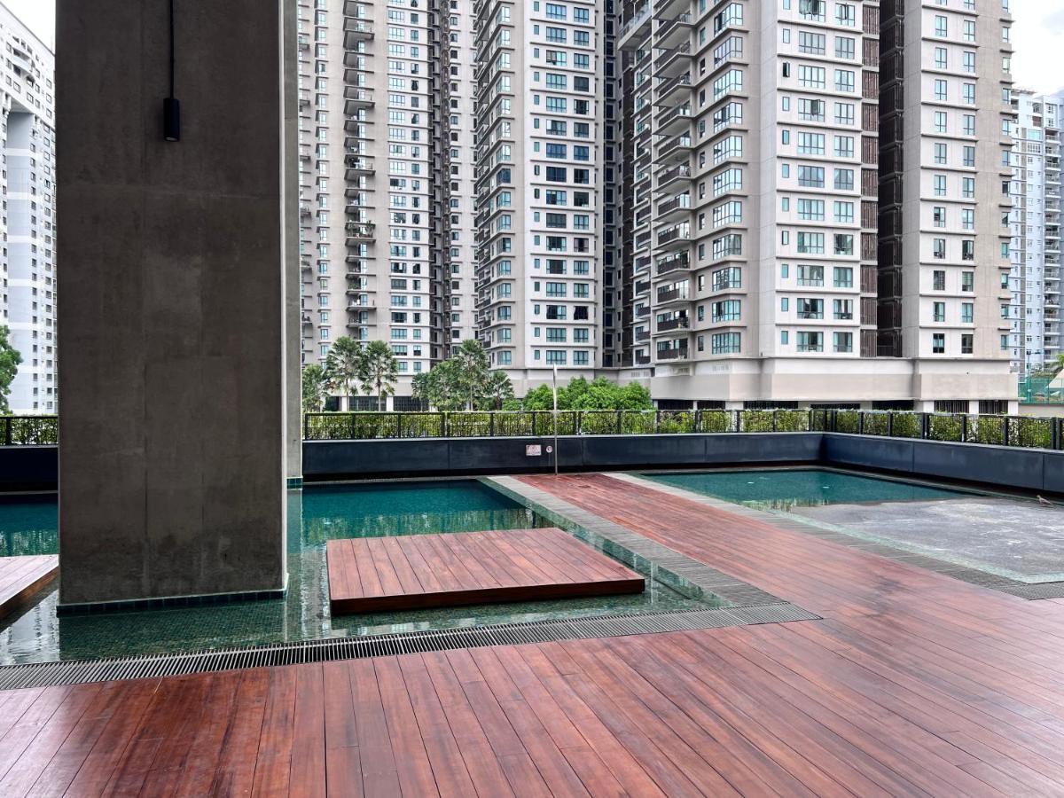 Pangsapuri New Arcoris Mont Kiara Huge Balcony For 8 Pax 2 Bedroom -garden-